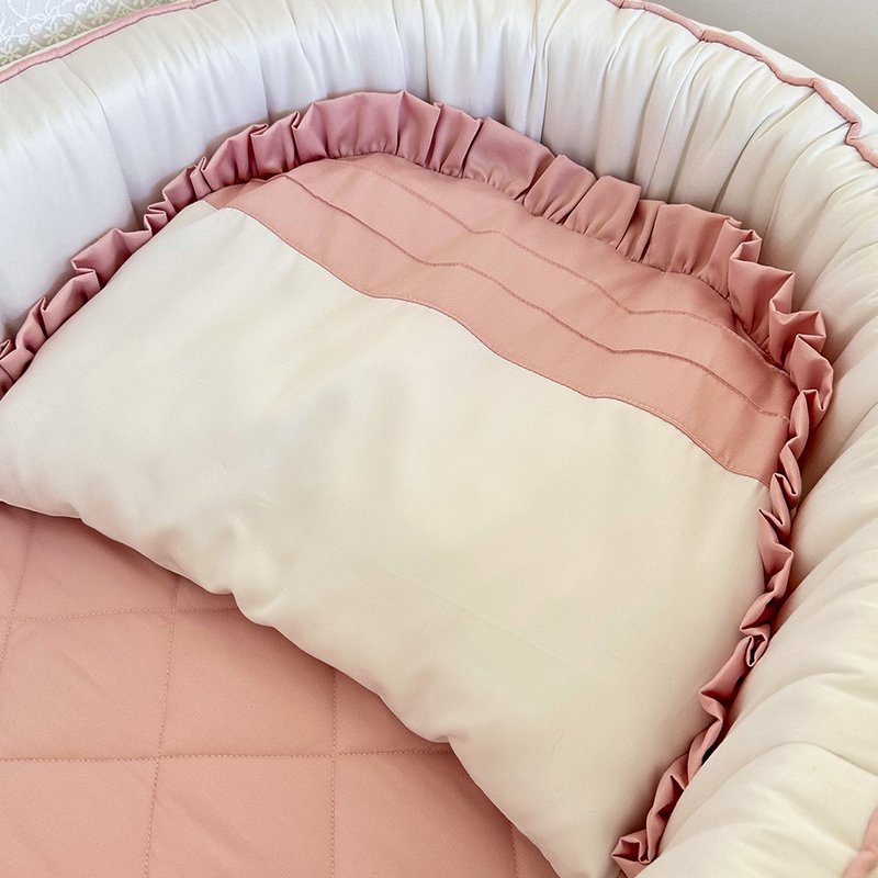 01 ninho redutor estruturado encanto enxovais com travesseiro branco e rosa com renda e babado