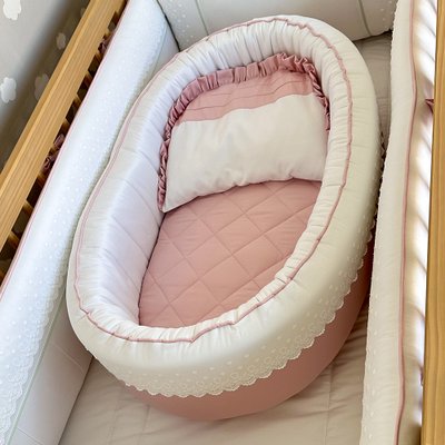 02 ninho redutor estruturado encanto enxovais com travesseiro branco e rosa com renda e babado
