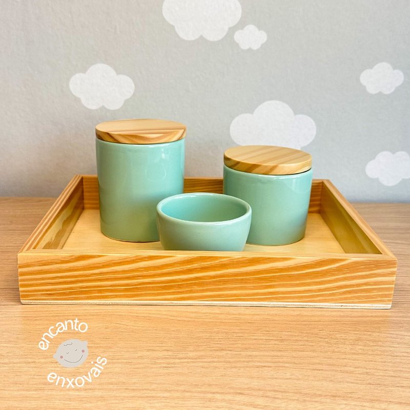 01 kit higiene para bebe detalhes ceramica com bandeja verde com tampa em madeira