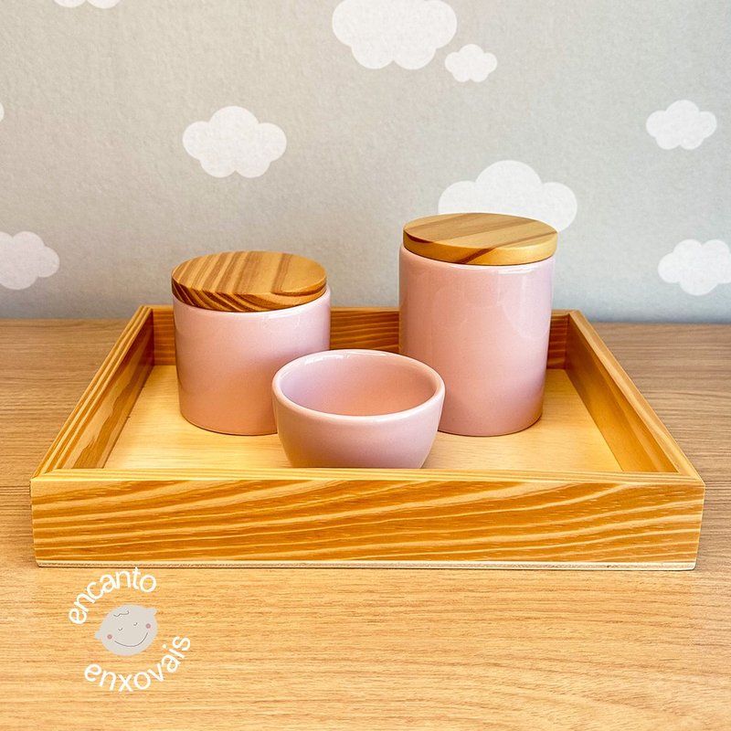 01 kit higiene para bebe detalhes ceramica com bandeja rosa com tampa em madeira