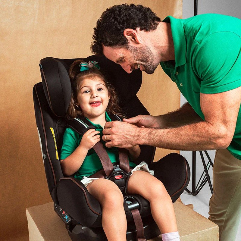 Criança na Cadeira para Auto Safety 1st x Reserva Multifix com Isofix