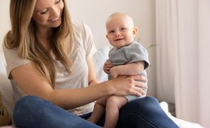 Com quantos meses o bebê senta sozinho