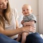 Com quantos meses o bebê senta sozinho