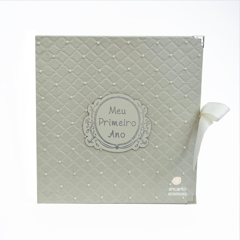 Livro do Bebê Original Paper Meu Primeiro Ano Matelassê Fendi Pérolas