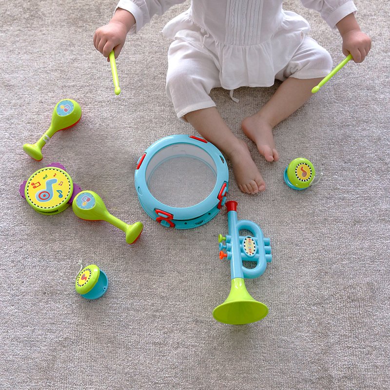 bebe brincando brinquedo buba minha primeira bandinha
