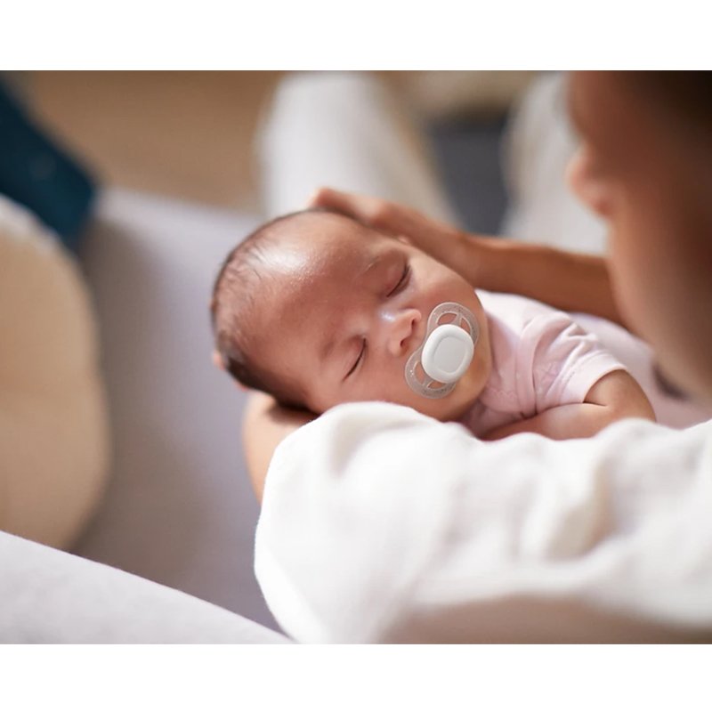 chupeta philips avent ultra start 0 2m branca usando